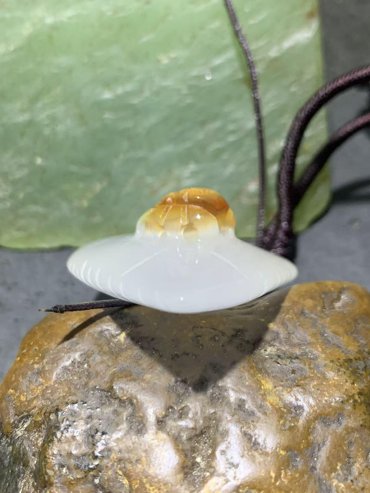 精美手工雕刻天然原皮马达加斯加玛瑙俏色巧雕树叶蜘蛛吊坠(把件)一个