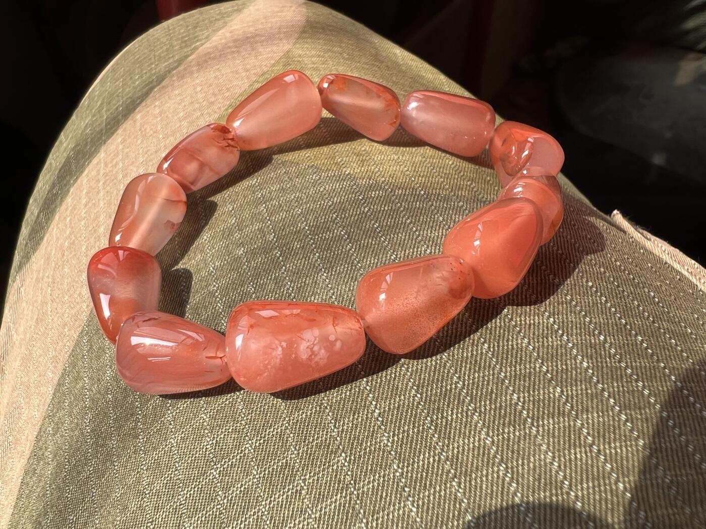 零元拍：清清爽爽粉粉嫩嫩的南红樱桃红随型手串。约26克。清凉夏日，小手腕怎么少得了一条美美的手串呢？颜色以实物为准。出价前必须认真读完本简介说明，请谨慎出手。360度无死角拍照，绝不掩盖瑕疵。传图我会传原图让大家尽可能看清拍品，有任何疑问可以微信或者站内提问。