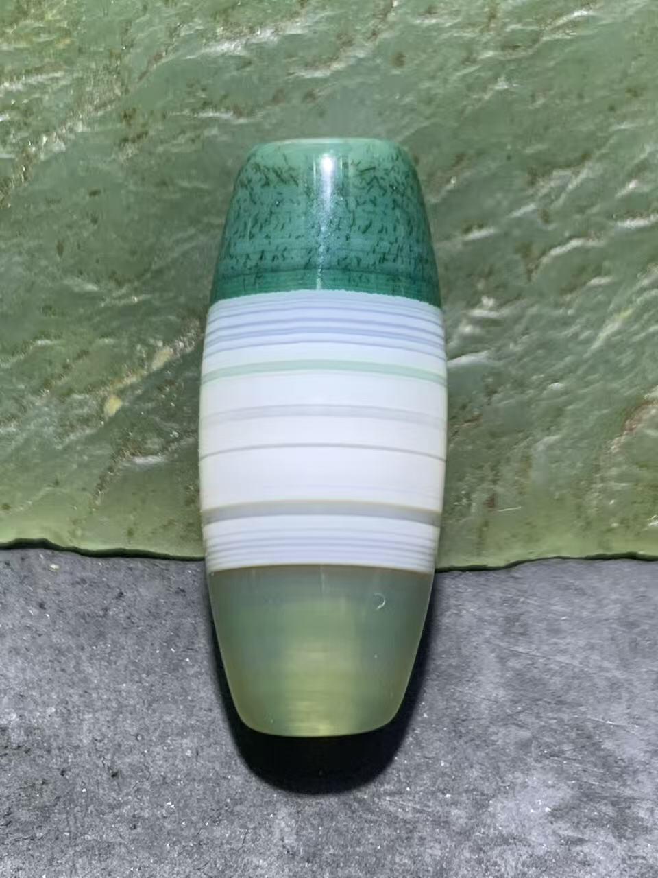 精美冰透高玉化瓷白绿双色天眼纹缠丝玛瑙桶珠一颗，