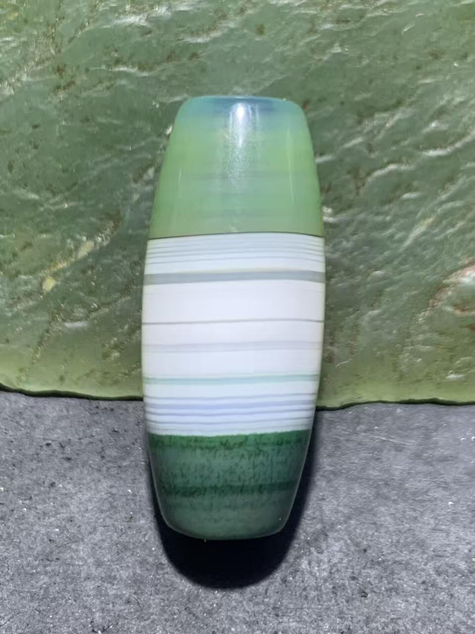 精美冰透高玉化瓷白绿双色缠丝玛瑙桶珠一颗，