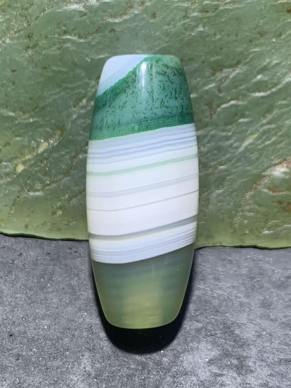精美冰透高玉化瓷白绿双色天眼纹缠丝玛瑙桶珠一颗，