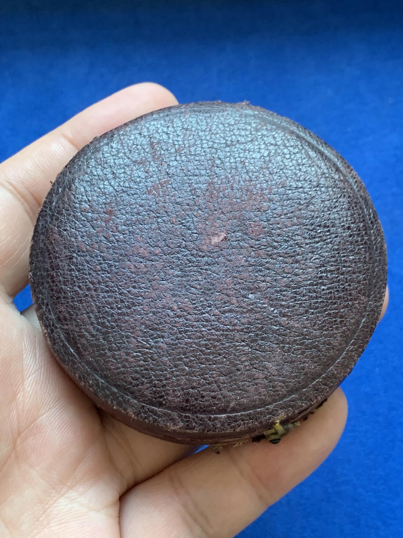 《竞宝斋》第418场 周日，周一，2场连拍 （全场包邮） 路易斯菲利普一世颁发皇家音乐节大银章 手指银标 88.4克 56.3mm 带盒