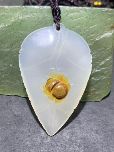 精美手工雕刻天然原皮马达加斯加玛瑙俏色巧雕树叶蜘蛛吊坠(把件)一个 - 精美手工雕刻天然原皮马达加斯加玛瑙俏色巧雕树叶蜘蛛吊坠(把件)一个