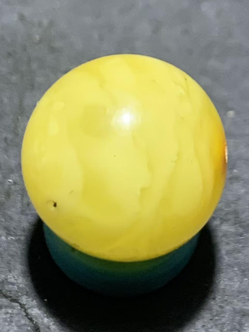 天然乌克兰原矿蜜蜡通货圆珠一颗！