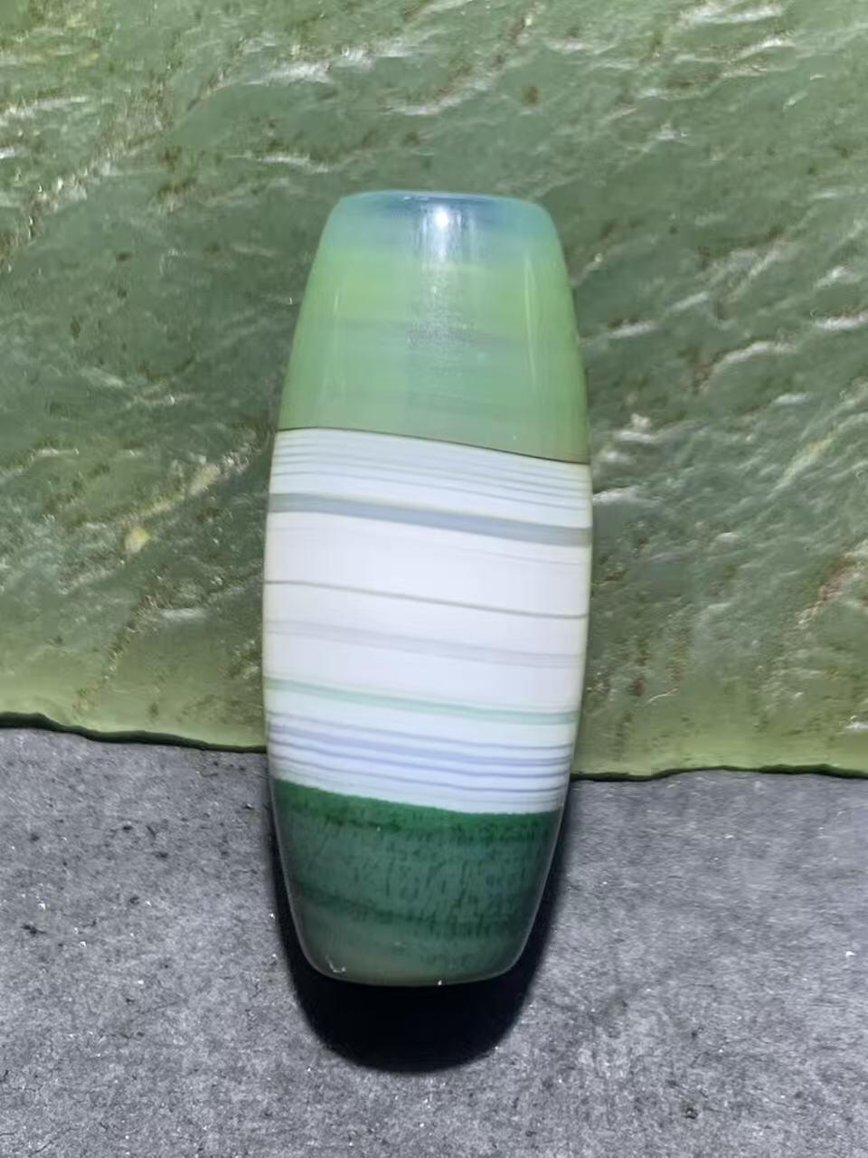精美冰透高玉化瓷白绿双色缠丝玛瑙桶珠一颗，