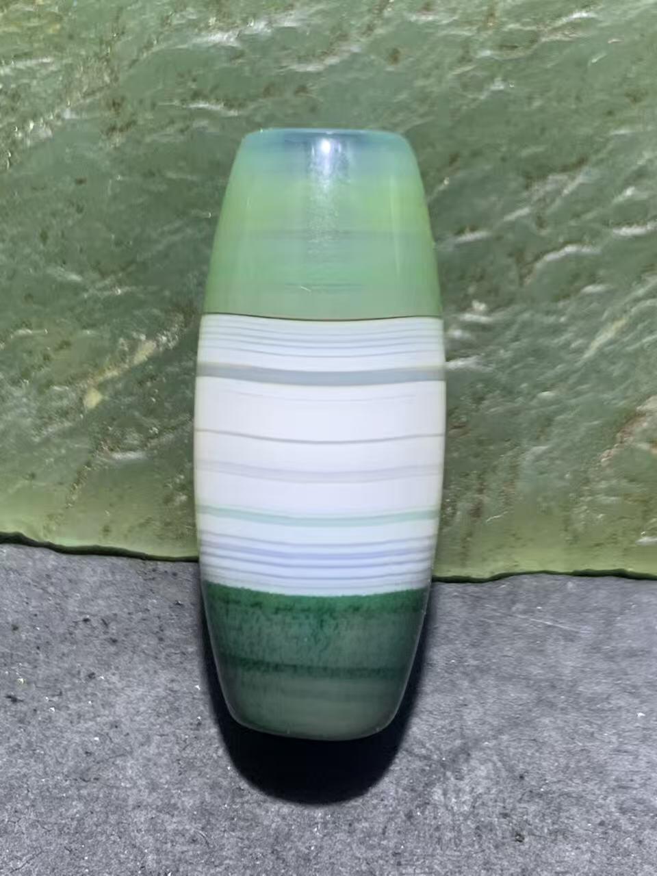 精美冰透高玉化瓷白绿双色缠丝玛瑙桶珠一颗，