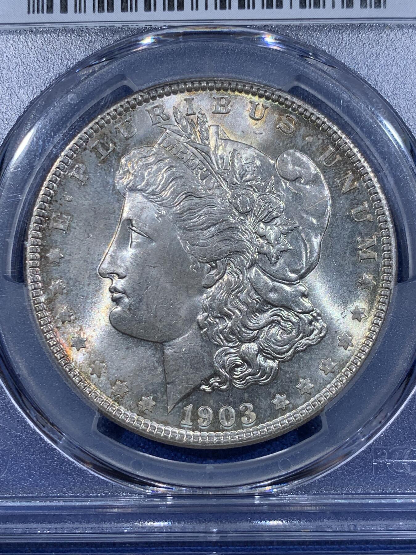 《竞宝斋》第418场 周日，周一，2场连拍 （全场包邮） PCGS MS64 美国 1903年 1美元 摩根银币 后期少年 带点环彩 状态不错