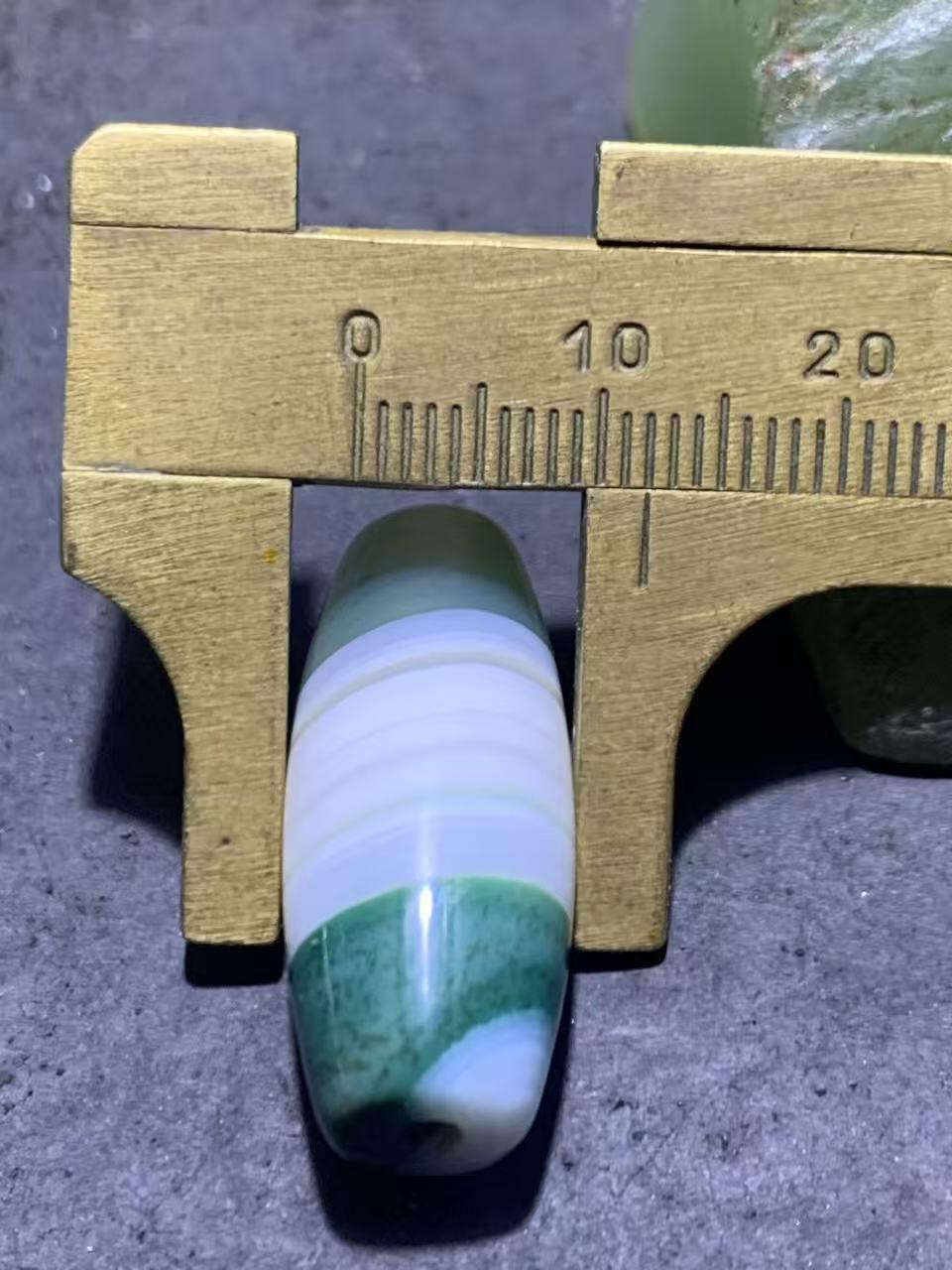 精美冰透高玉化瓷白绿双色天眼纹缠丝玛瑙桶珠一颗，