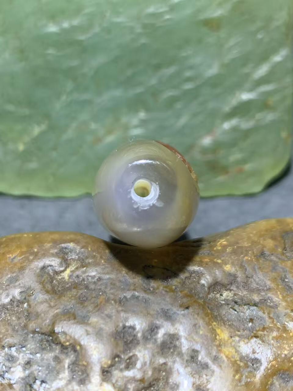 精美亚光高玉化巴西玛瑙手俏色巧雕鲤鱼随形桶珠一颗，