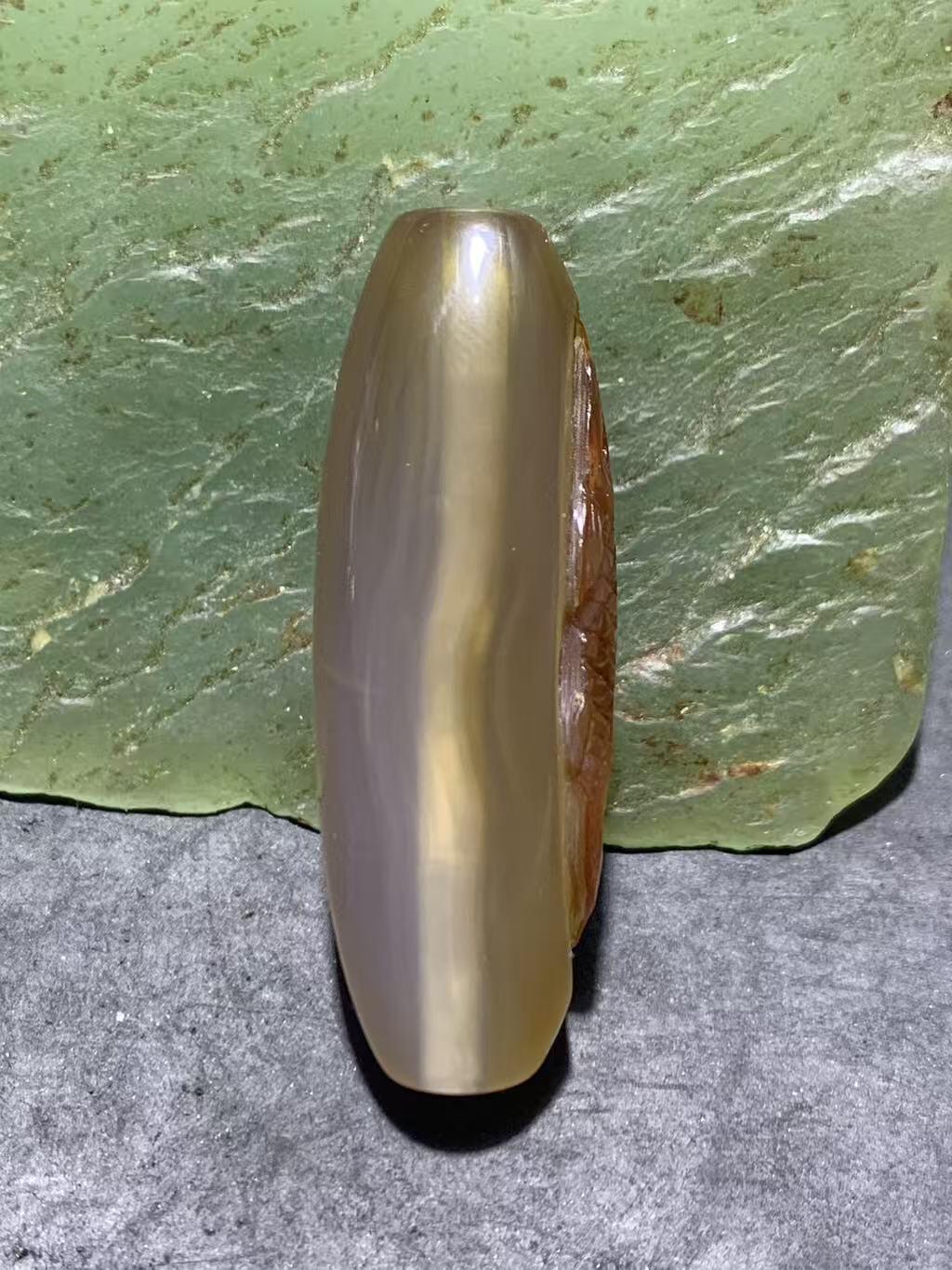 精美亚光高玉化巴西玛瑙手俏色巧雕鲤鱼随形桶珠一颗，