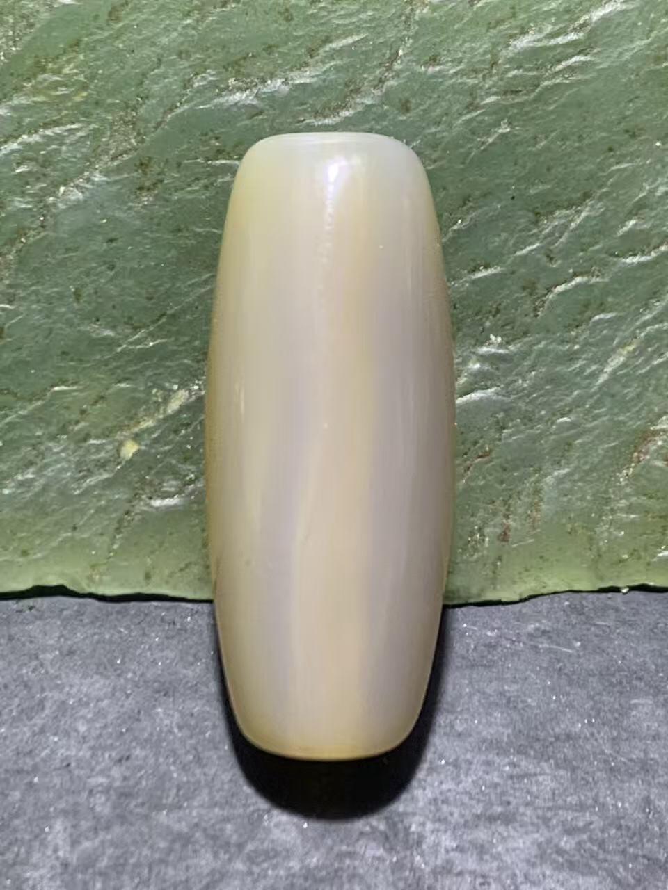 精美高玉化一线缠丝玛瑙随形桶珠一颗，