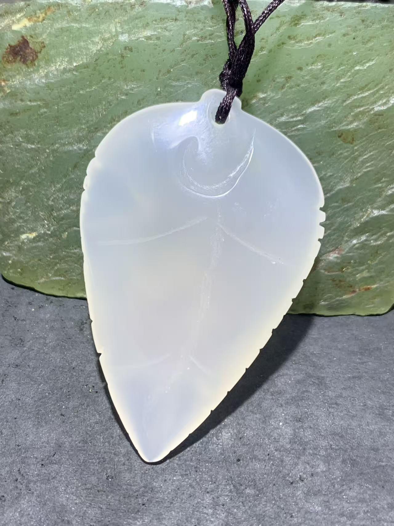 精美手工雕刻天然原皮马达加斯加玛瑙俏色巧雕树叶蜘蛛吊坠(把件)一个