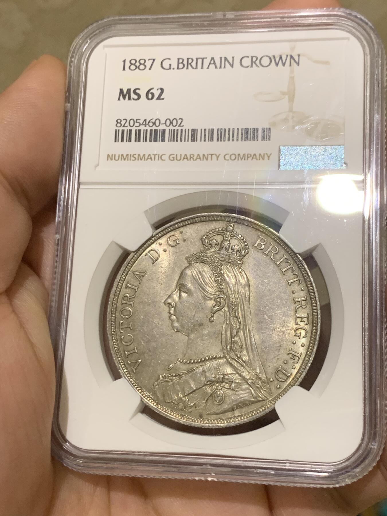 《竞宝斋》第418场 周日，周一，2场连拍 （全场包邮） NGC MS62 英国1887年维多利亚高冠马剑克朗大银币，双面极美老包浆 适合自藏