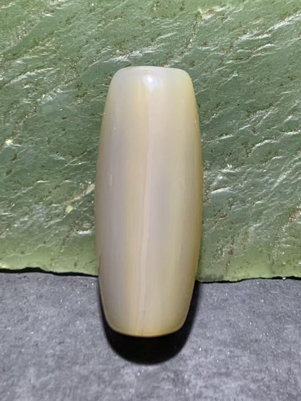 精美高玉化一线缠丝玛瑙随形桶珠一颗，