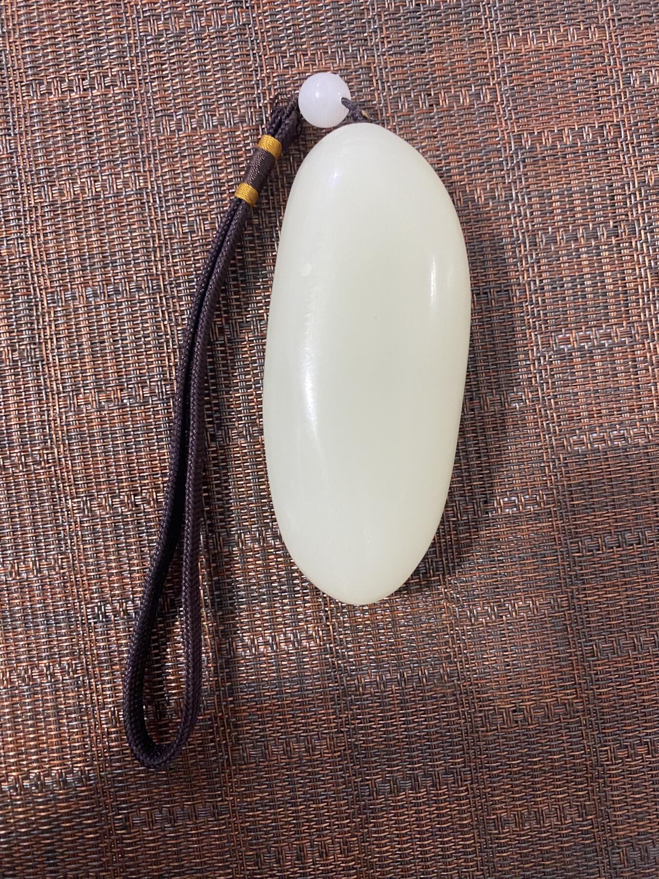 江南站05场杂项 手把件一个，材质不清楚