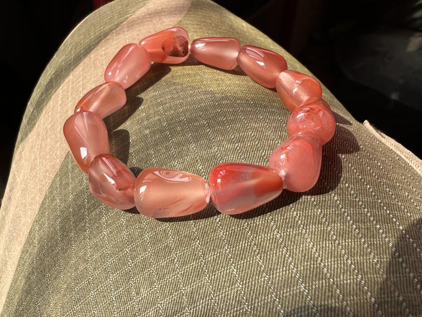 零元拍：清清爽爽粉粉嫩嫩的南红樱桃红随型手串。约26克。清凉夏日，小手腕怎么少得了一条美美的手串呢？颜色以实物为准。出价前必须认真读完本简介说明，请谨慎出手。360度无死角拍照，绝不掩盖瑕疵。传图我会传原图让大家尽可能看清拍品，有任何疑问可以微信或者站内提问。