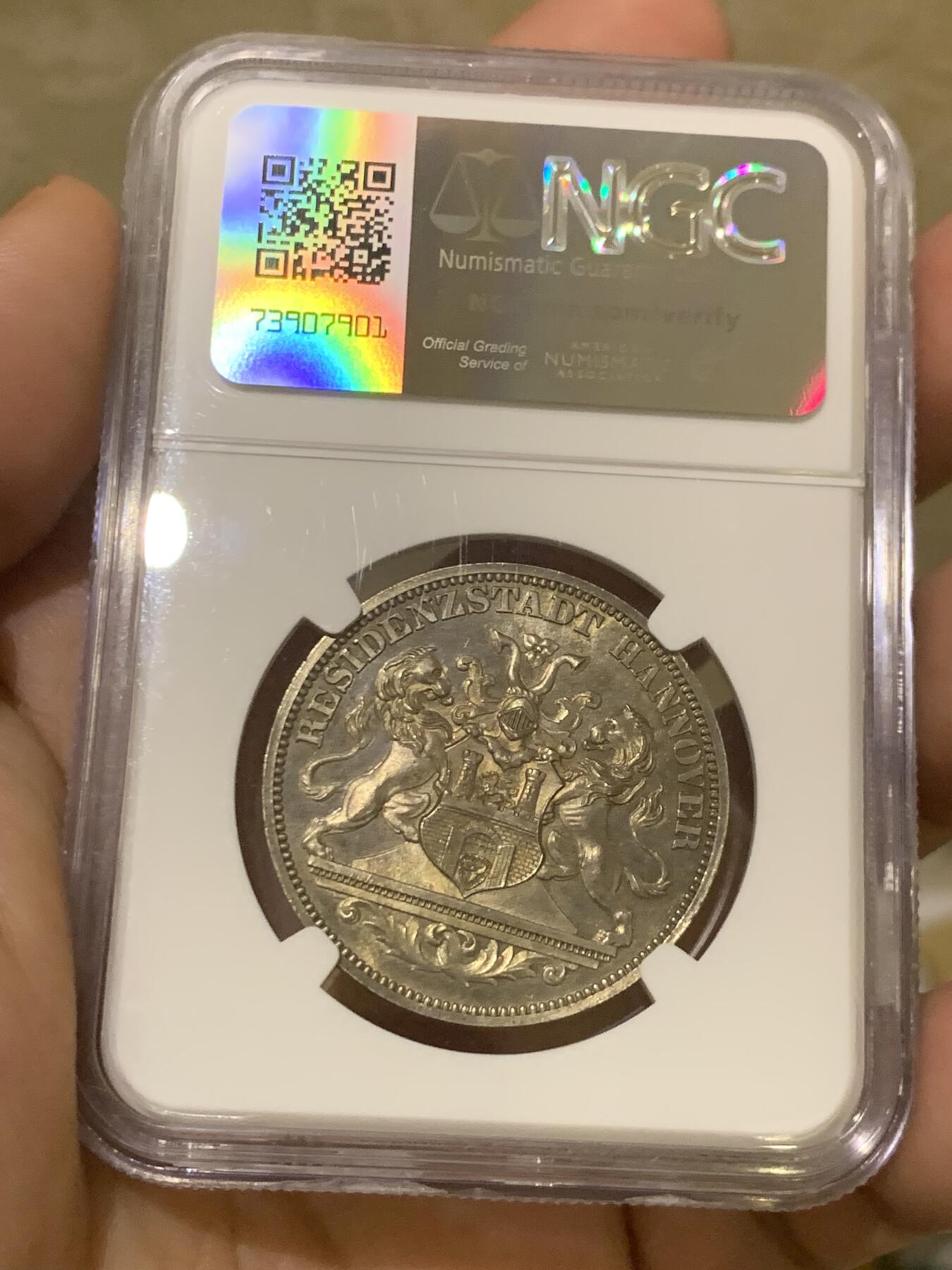 《竞宝斋》第418场 周日，周一，2场连拍 （全场包邮） NGC MS63 德国1872年汉诺威射击节纪念1泰勒章型银币 黄油彩转光 类镜面底板