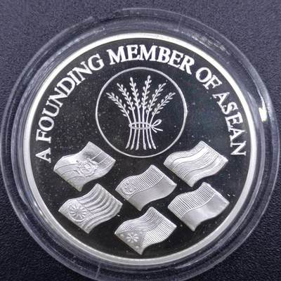 【淘币小摊】实时拍第七百四十三拍  银币套币场  满百包邮可预留二周 每周一统一发货   - 新加坡1990年独立25周年精制纪念银章带英国造币厂银标重26.2克
