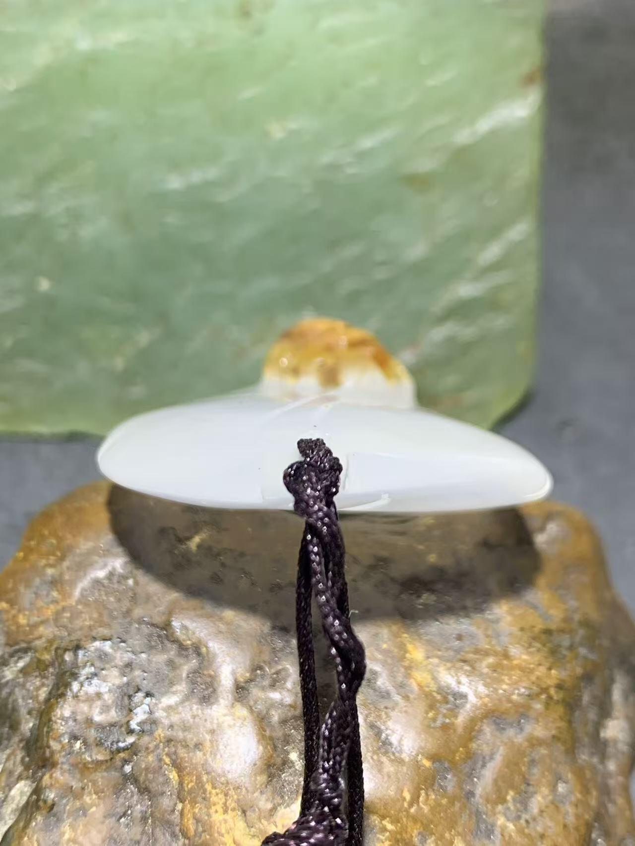 精美手工雕刻天然原皮马达加斯加玛瑙俏色巧雕树叶蜘蛛吊坠(把件)一个