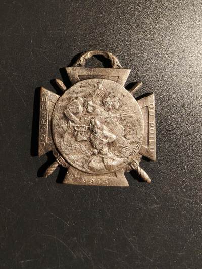 老王徽章第149期 - 法国一战士兵日纪念章   纪念参加1914马恩河战役、1915伊瑟河战役、1916索姆河战役和凡尔登战役的法国士兵    铜镀银版本