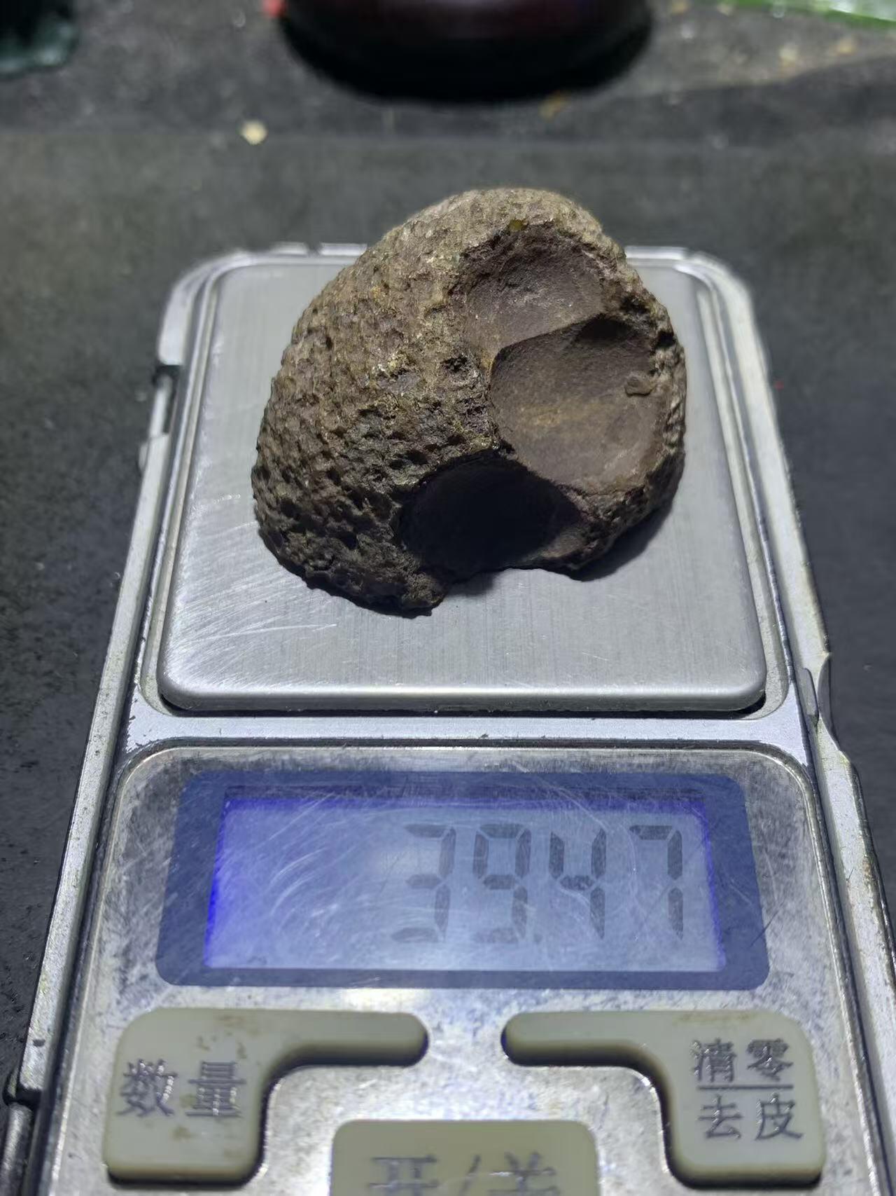 精美亚光原皮开窗料招财晶洞战国红玛瑙原石摆件（把件）一个，