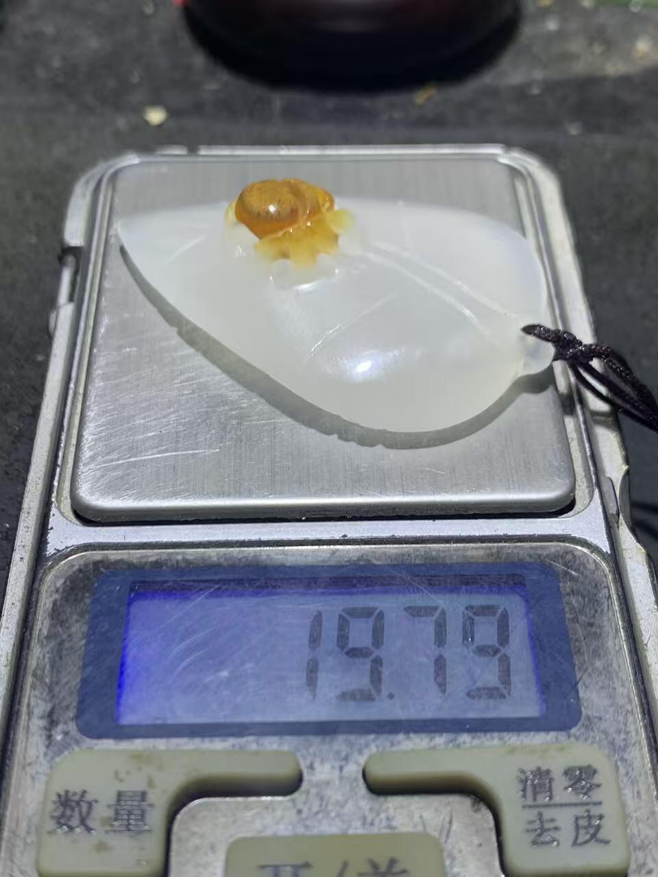 精美手工雕刻天然原皮马达加斯加玛瑙俏色巧雕树叶蜘蛛吊坠(把件)一个