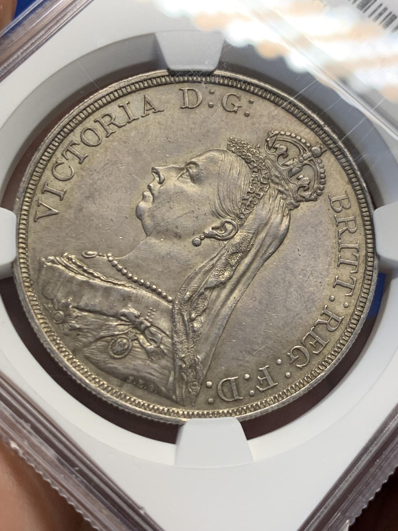 《竞宝斋》第418场 周日，周一，2场连拍 （全场包邮） NGC MS62 英国1887年维多利亚高冠马剑克朗大银币，双面极美老包浆 适合自藏