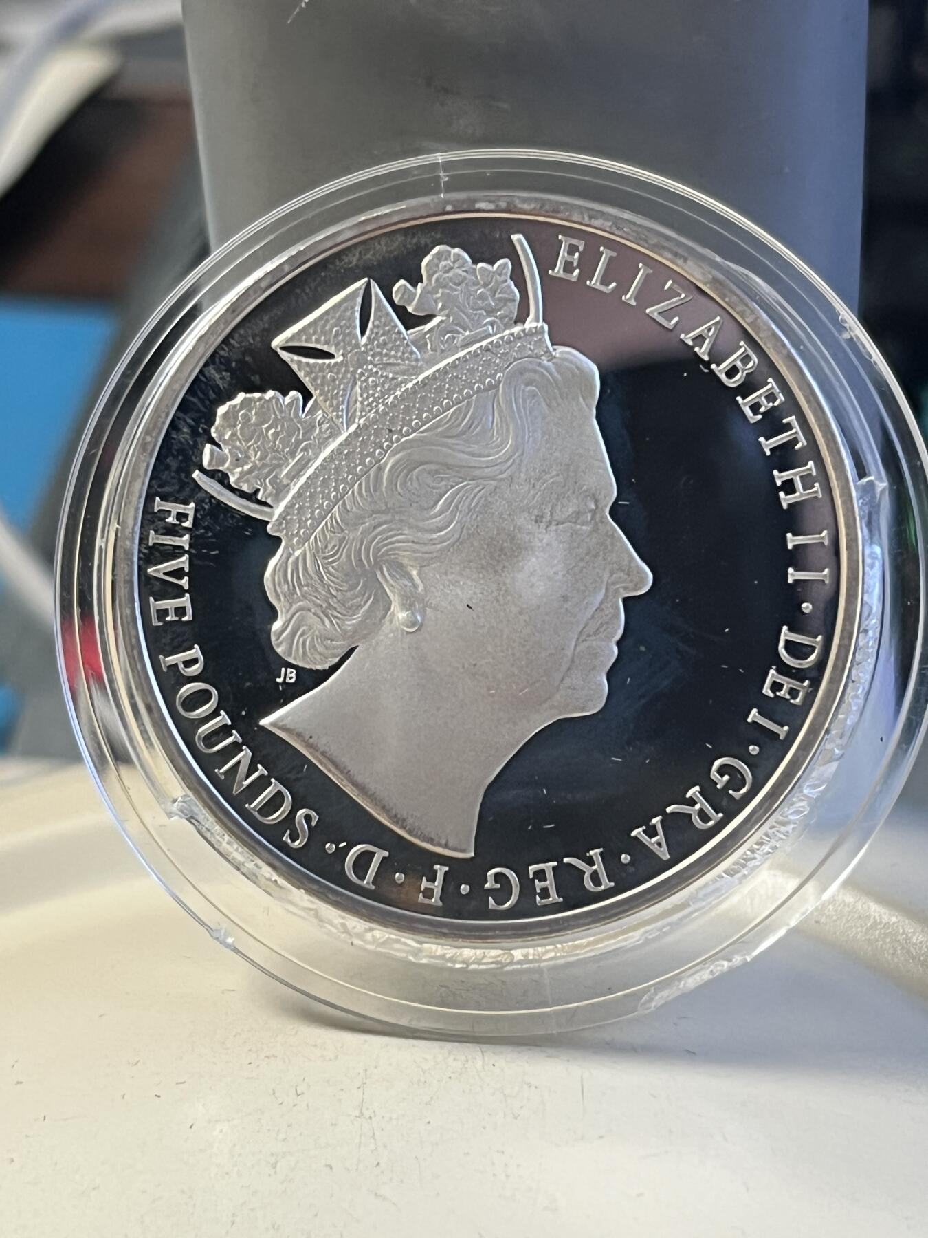 第175期拍卖【长期征集拍品】 英国2015年在位时间最长君主精制纪念银币首日封，925银，28.28克，有氧化，塑料盒有破