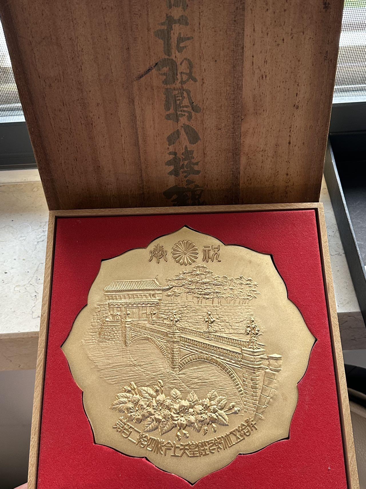蒂克钱币-第40场 日本徽章 企业章自动拍 瑞花双凤八棱铜镜 皇居景观  180mm 450g 原木盒 带支架 带证书