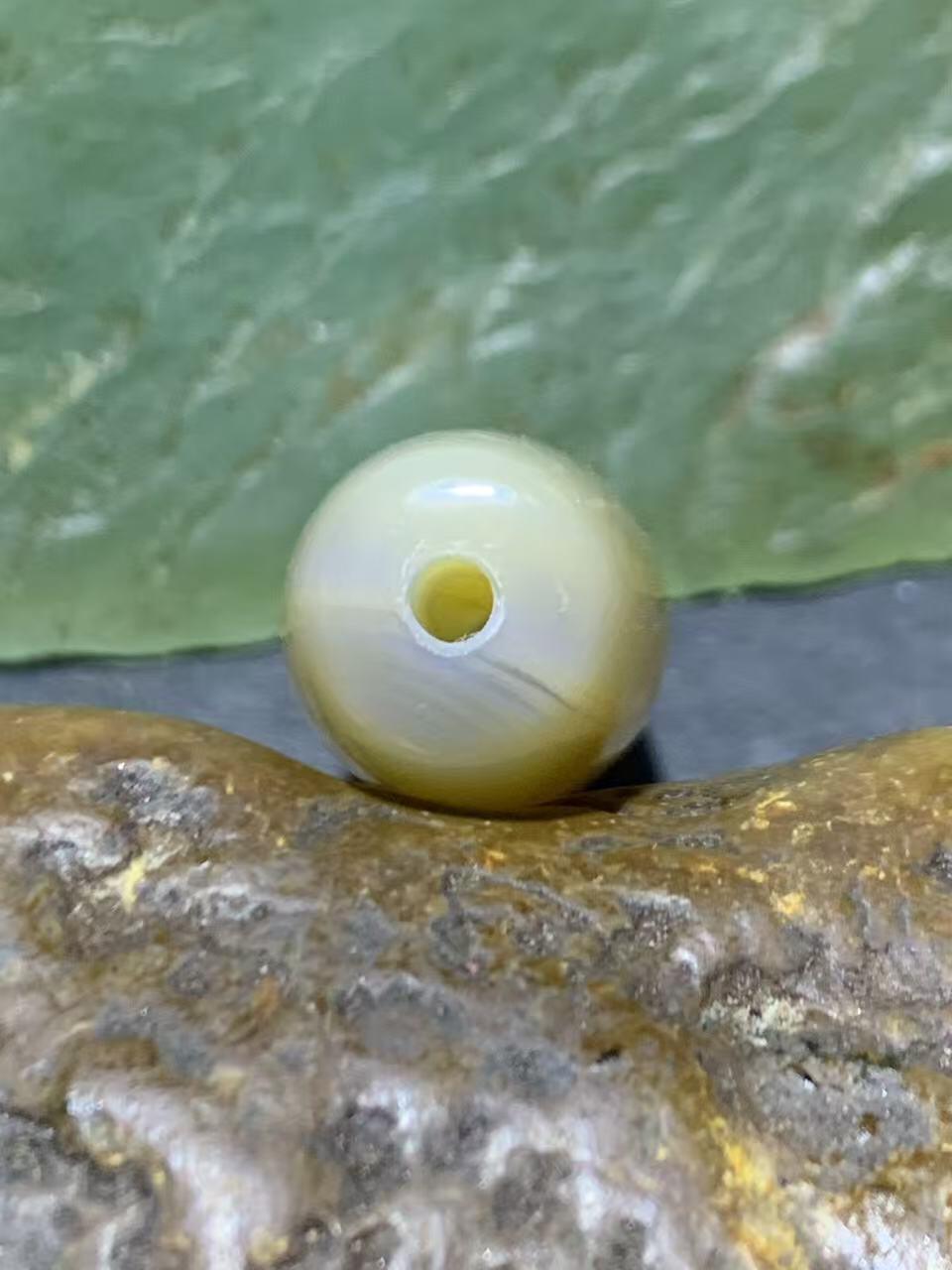 精美高玉化一线缠丝玛瑙随形桶珠一颗，
