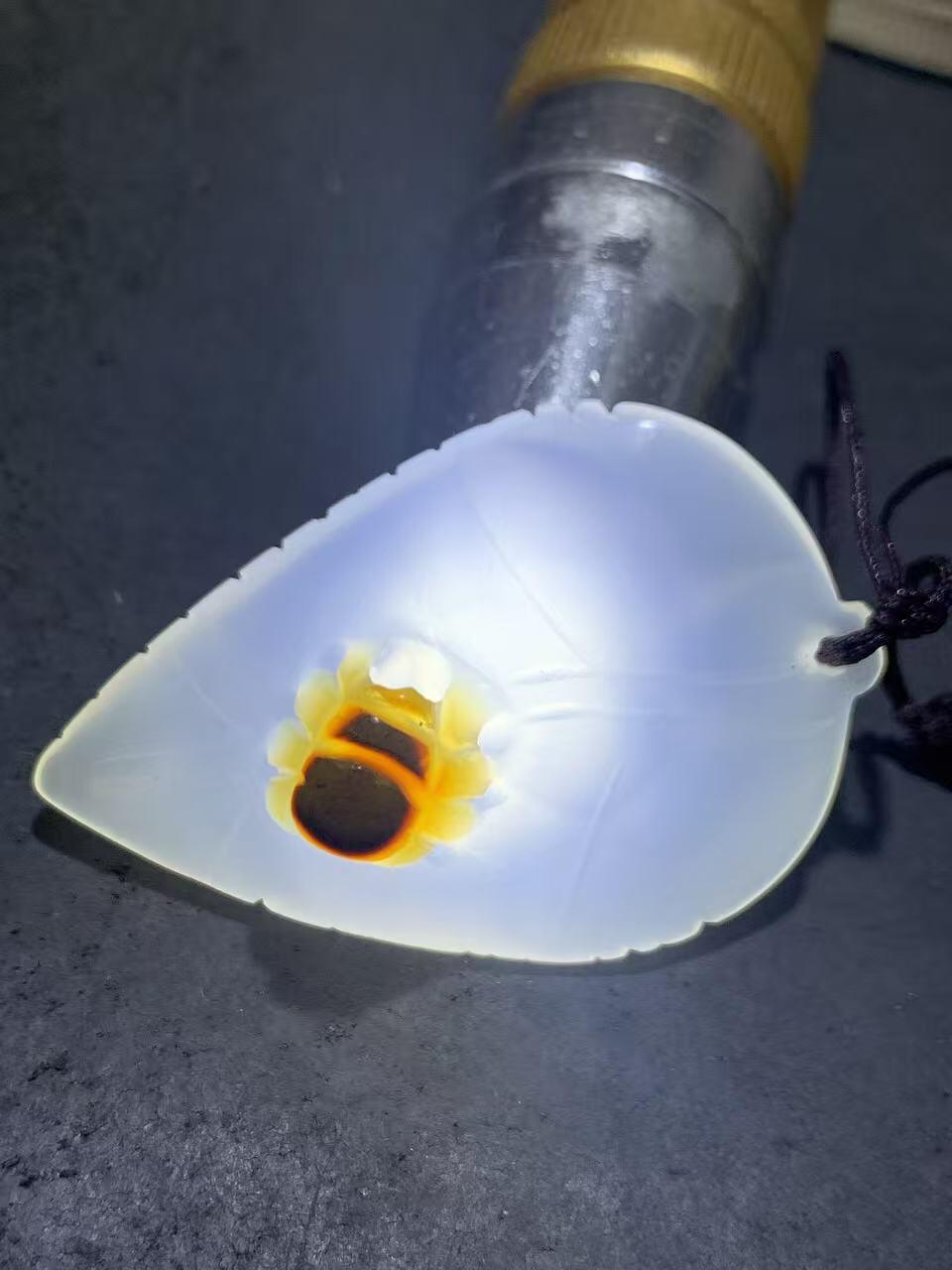 精美手工雕刻天然原皮马达加斯加玛瑙俏色巧雕树叶蜘蛛吊坠(把件)一个