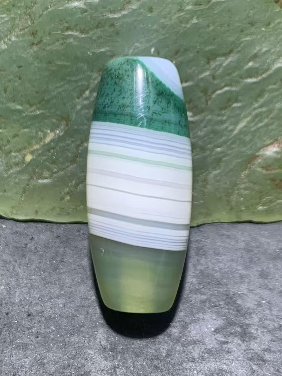 精美冰透高玉化瓷白绿双色天眼纹缠丝玛瑙桶珠一颗，