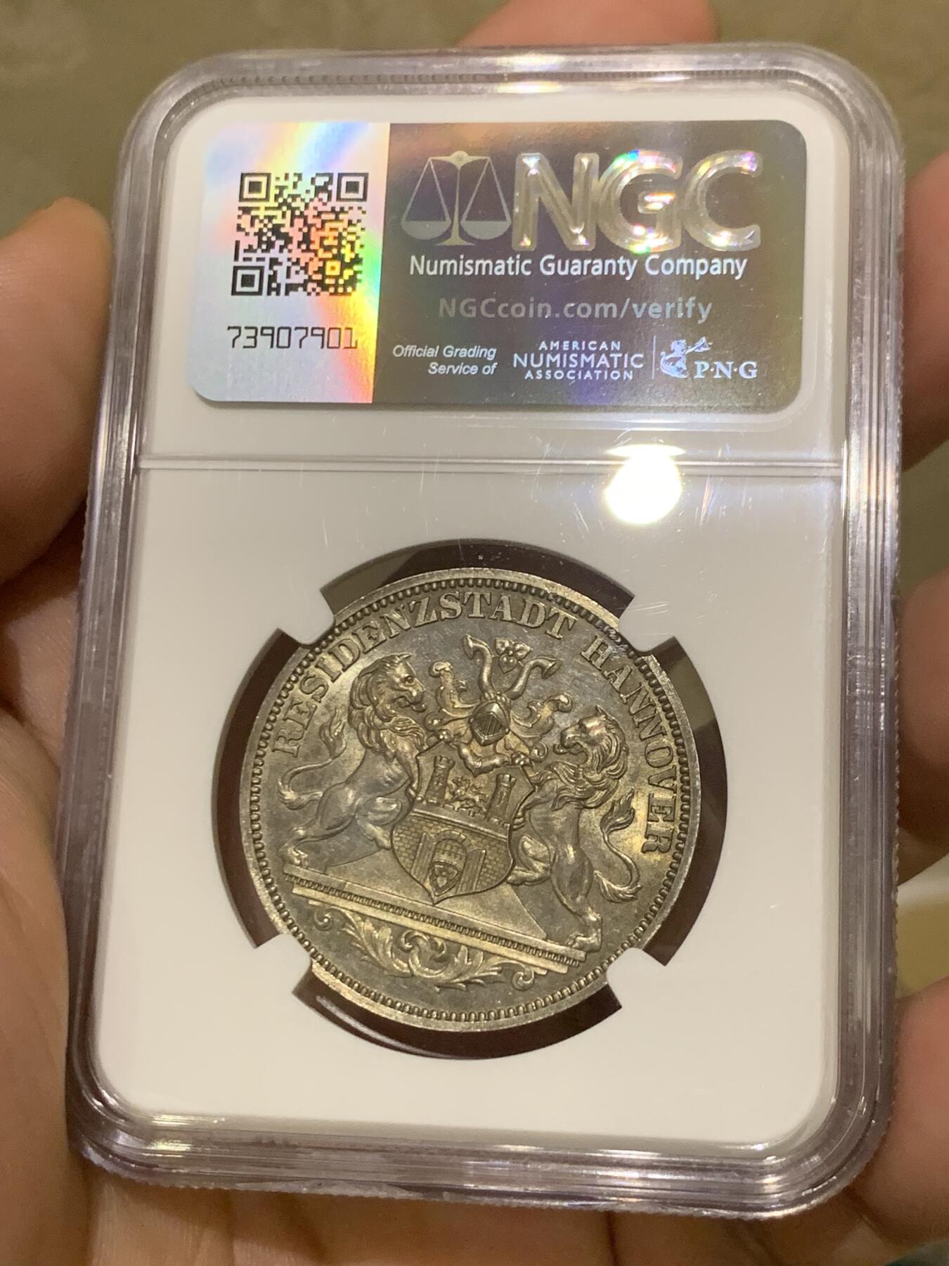《竞宝斋》第418场 周日，周一，2场连拍 （全场包邮） NGC MS63 德国1872年汉诺威射击节纪念1泰勒章型银币 黄油彩转光 类镜面底板