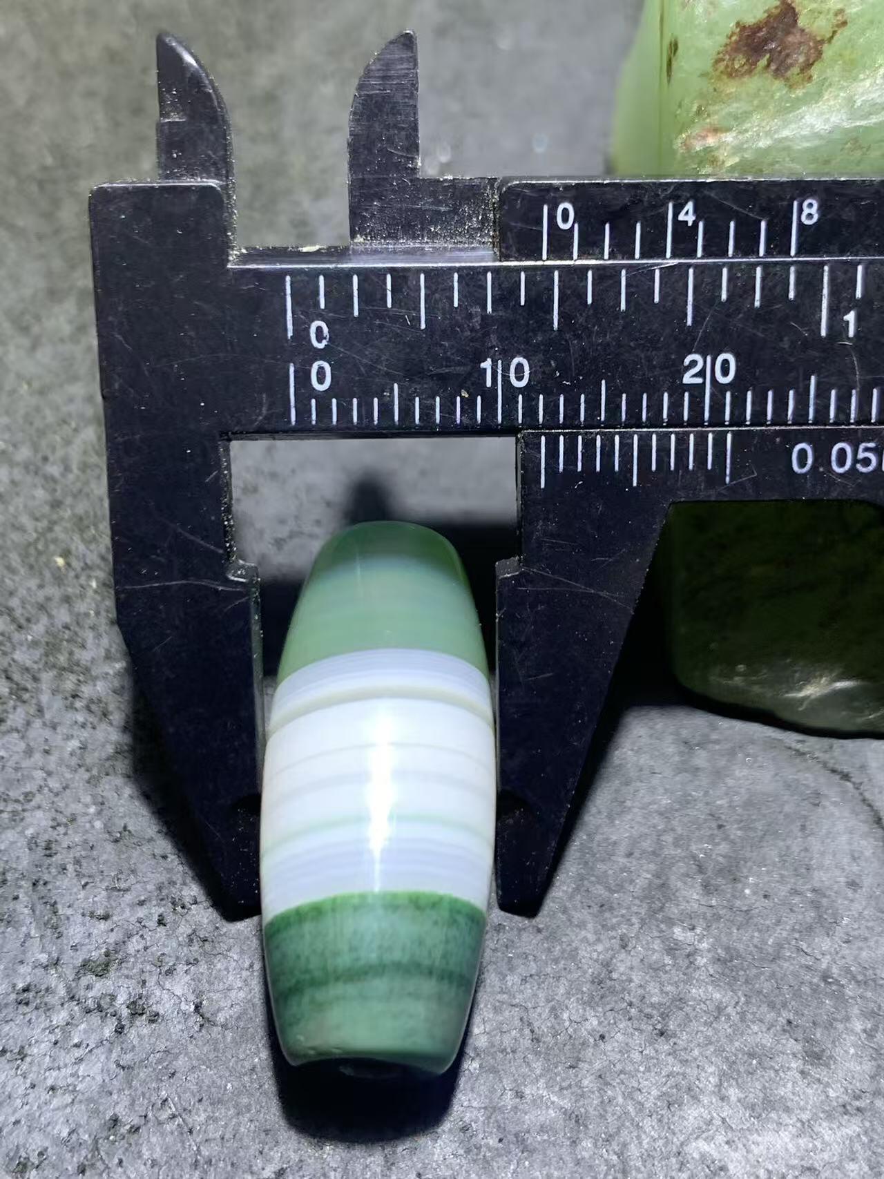 精美冰透高玉化瓷白绿双色缠丝玛瑙桶珠一颗，