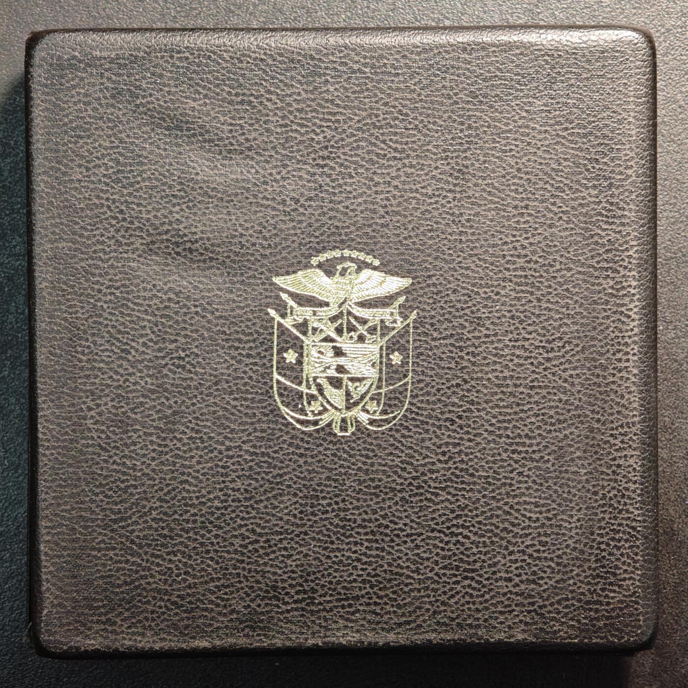 【德藏】世界币章拍卖第146期（拍品征集中~欢迎藏友联系） 1981年 巴拿马玻利瓦尔20巴波亚精制大银币 原盒 带证书 直径约：61mm；重约：118.57g 500银 (盒盖略微变形)