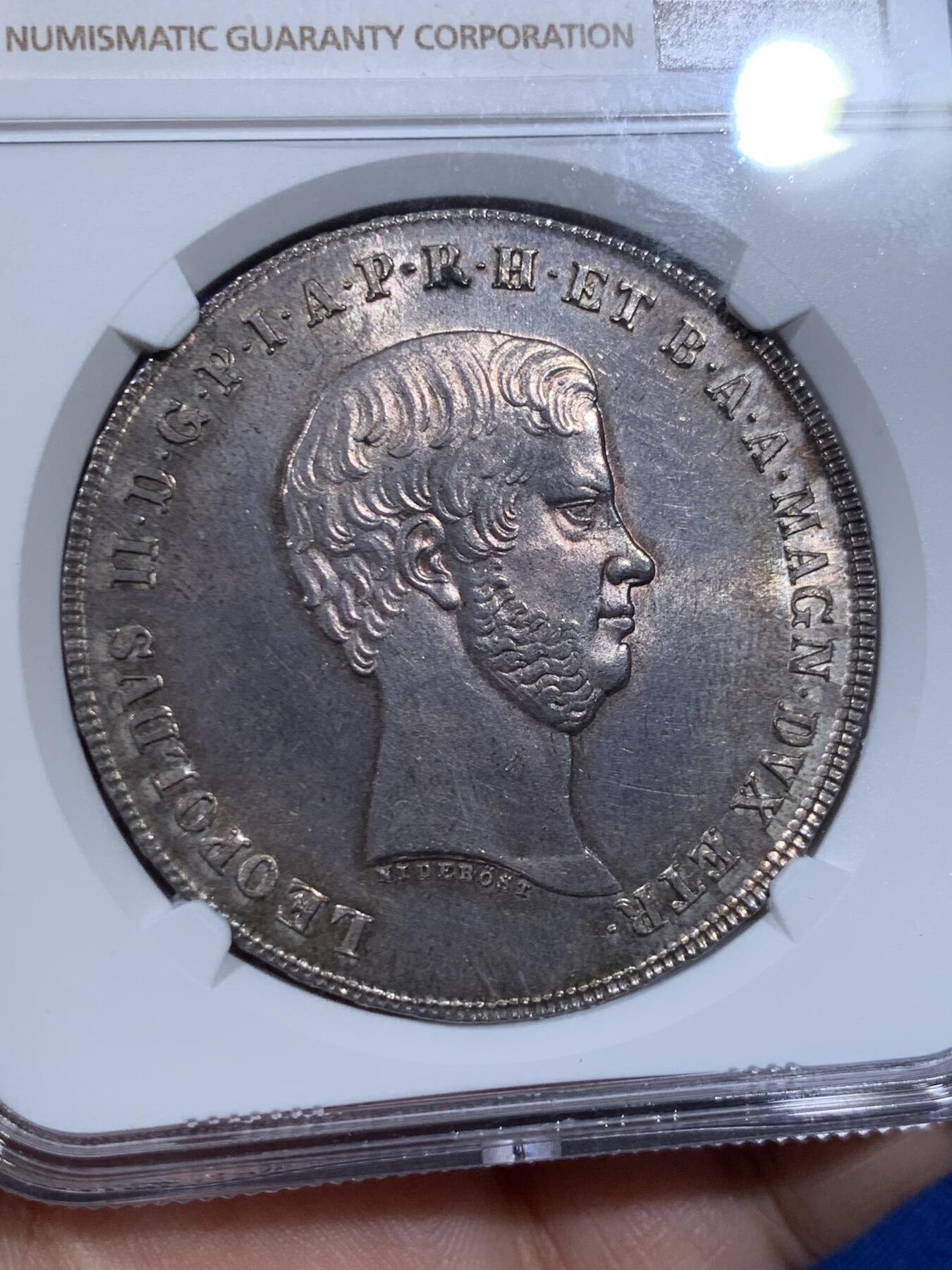 《竞宝斋》第418场 周日，周一，2场连拍 （全场包邮） NGC MS63 意大利1859年托斯卡纳大公国4菲奥里尼大银币，正面为老年版的利奥波德二世，背面为精美的奥地利意大利混合盾徽。均匀灰色包浆，极为难得的是包浆并未盖住转光，转光极强。63中的佼佼者，同时也是托斯卡纳地区最后的主币年份，不可多得。