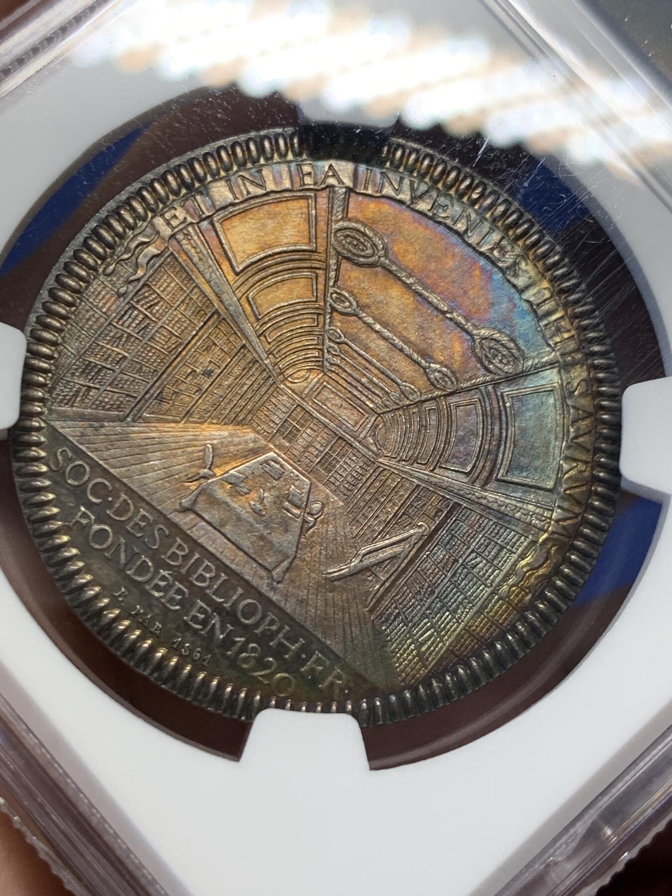 《竞宝斋》第418场 周日，周一，2场连拍 （全场包邮） NGC MS64 法国法迪大学图书馆银章，36.3MM，10.6克，天然五彩幻彩包浆独一无二。