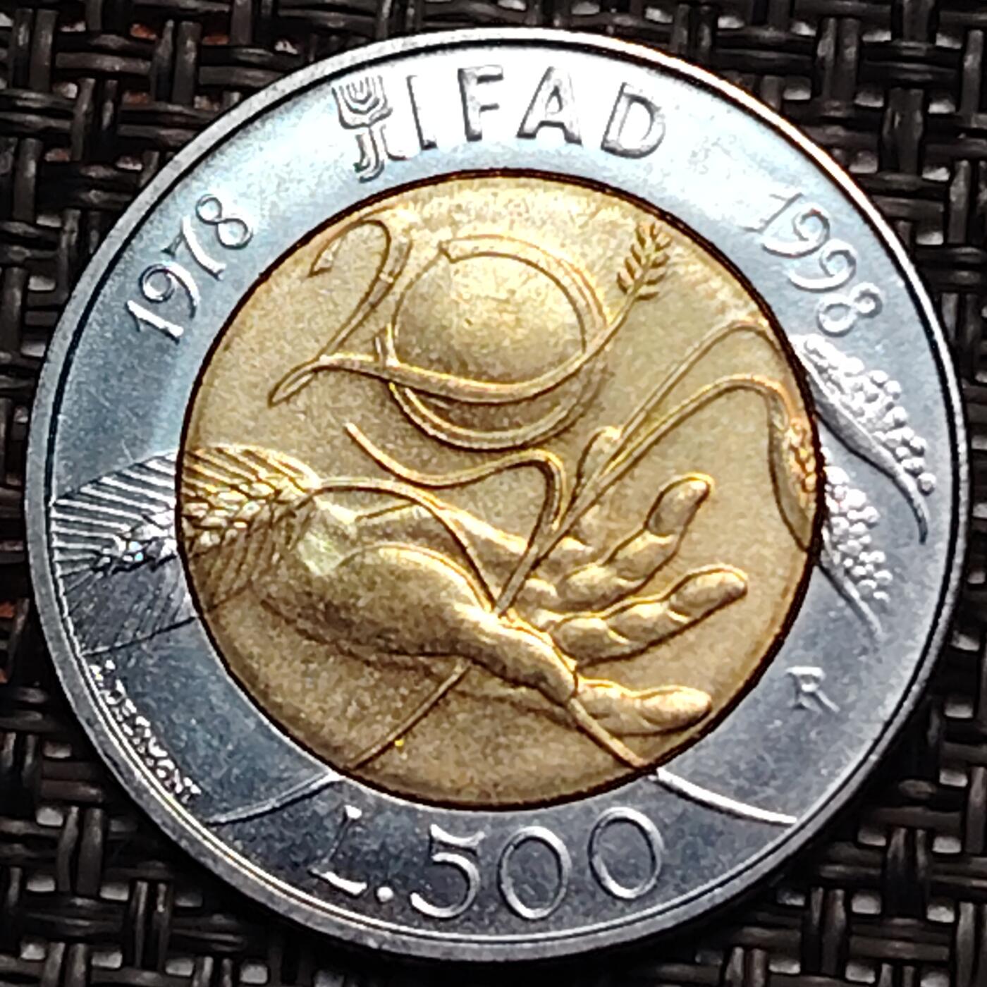 布加迪🐬～世界钱币(上海)🌾第 243 期 /  各国套币和散币 意大利🇮🇹 1998年 500里拉 国际农业发展基金20周年双色纪念币