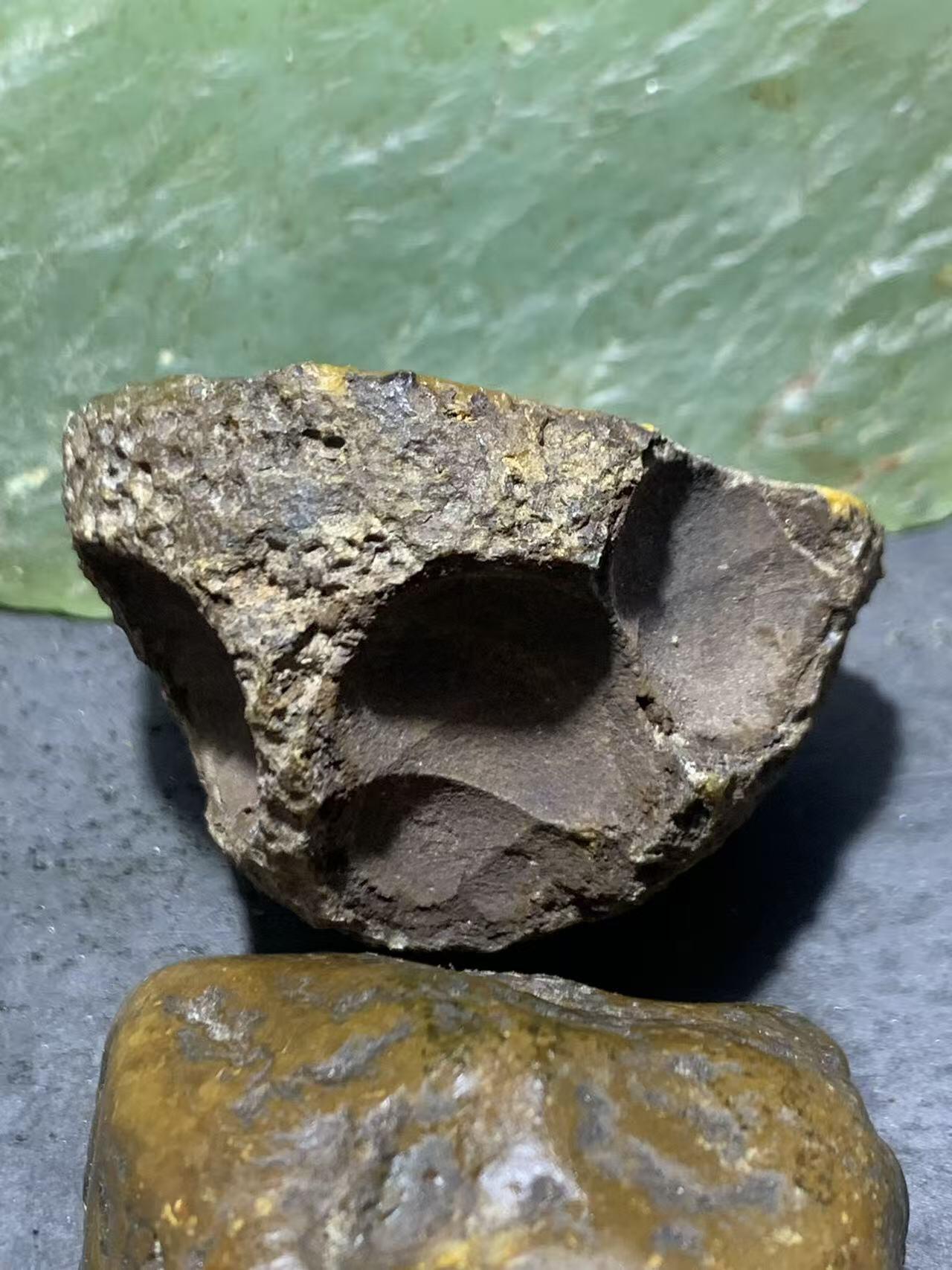 精美亚光原皮开窗料招财晶洞战国红玛瑙原石摆件（把件）一个，