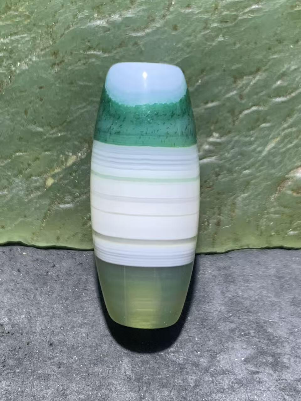 精美冰透高玉化瓷白绿双色天眼纹缠丝玛瑙桶珠一颗，