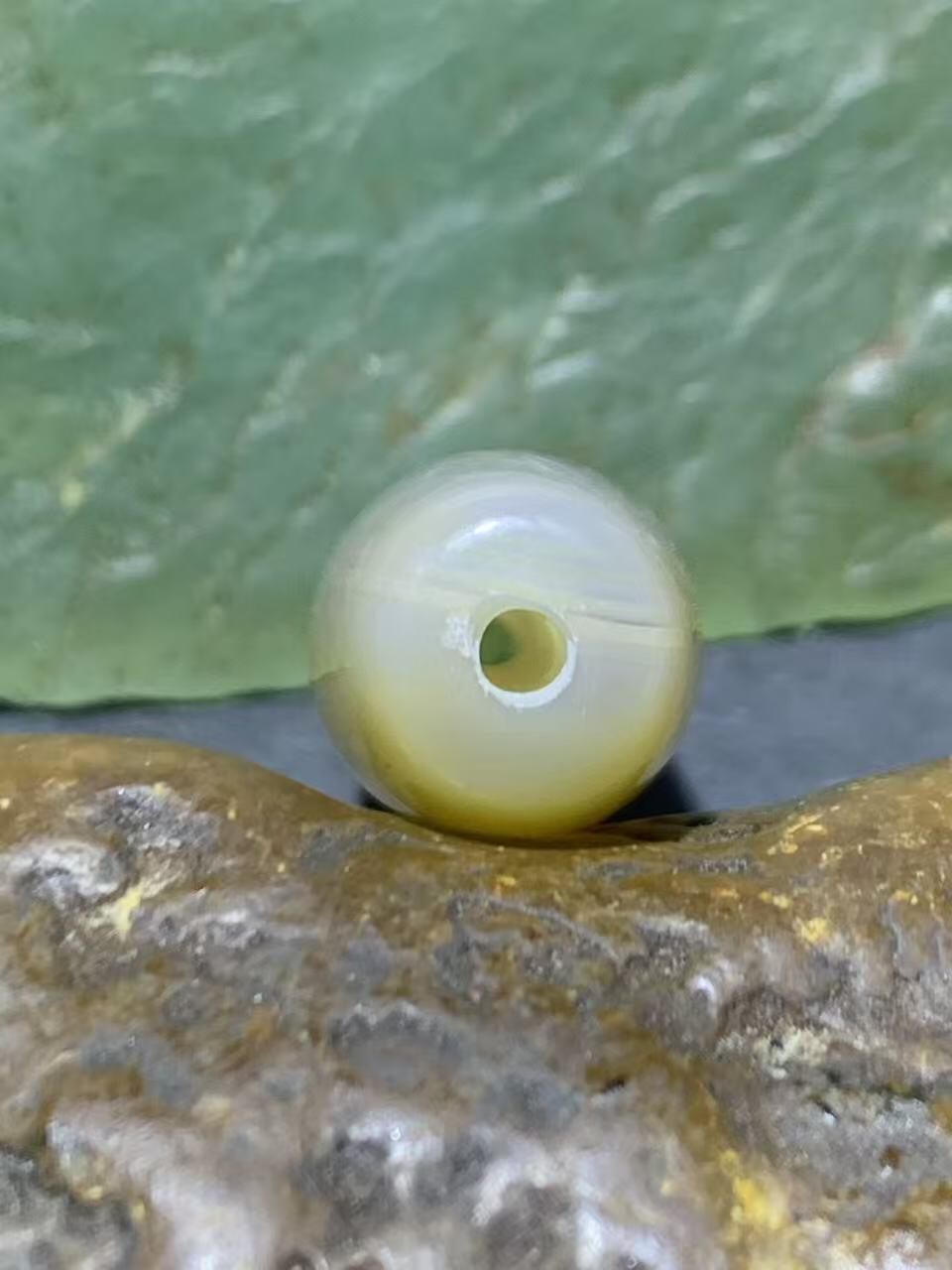 精美高玉化一线缠丝玛瑙随形桶珠一颗，