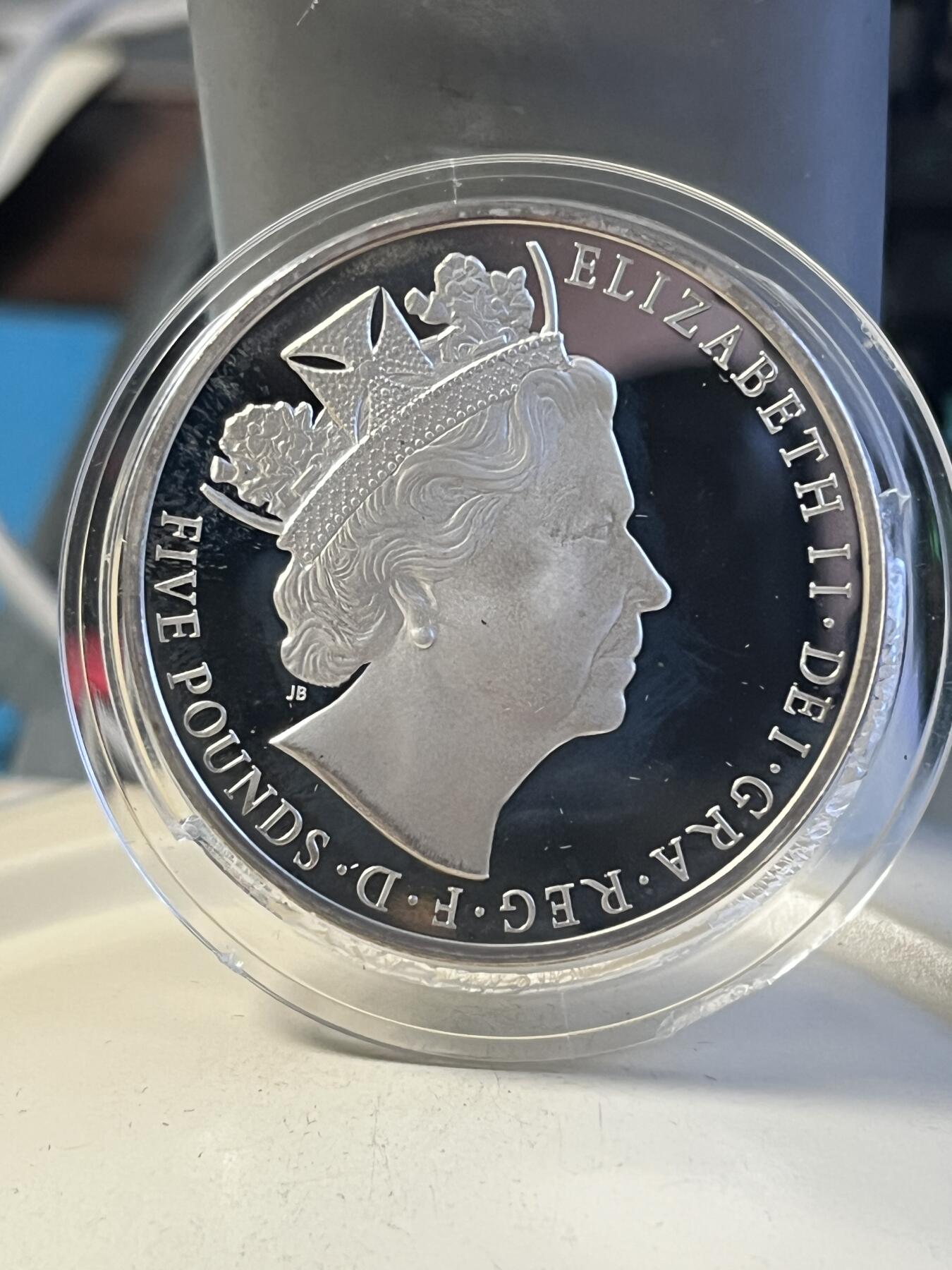第175期拍卖【长期征集拍品】 英国2015年在位时间最长君主精制纪念银币首日封，925银，28.28克，有氧化，塑料盒有破