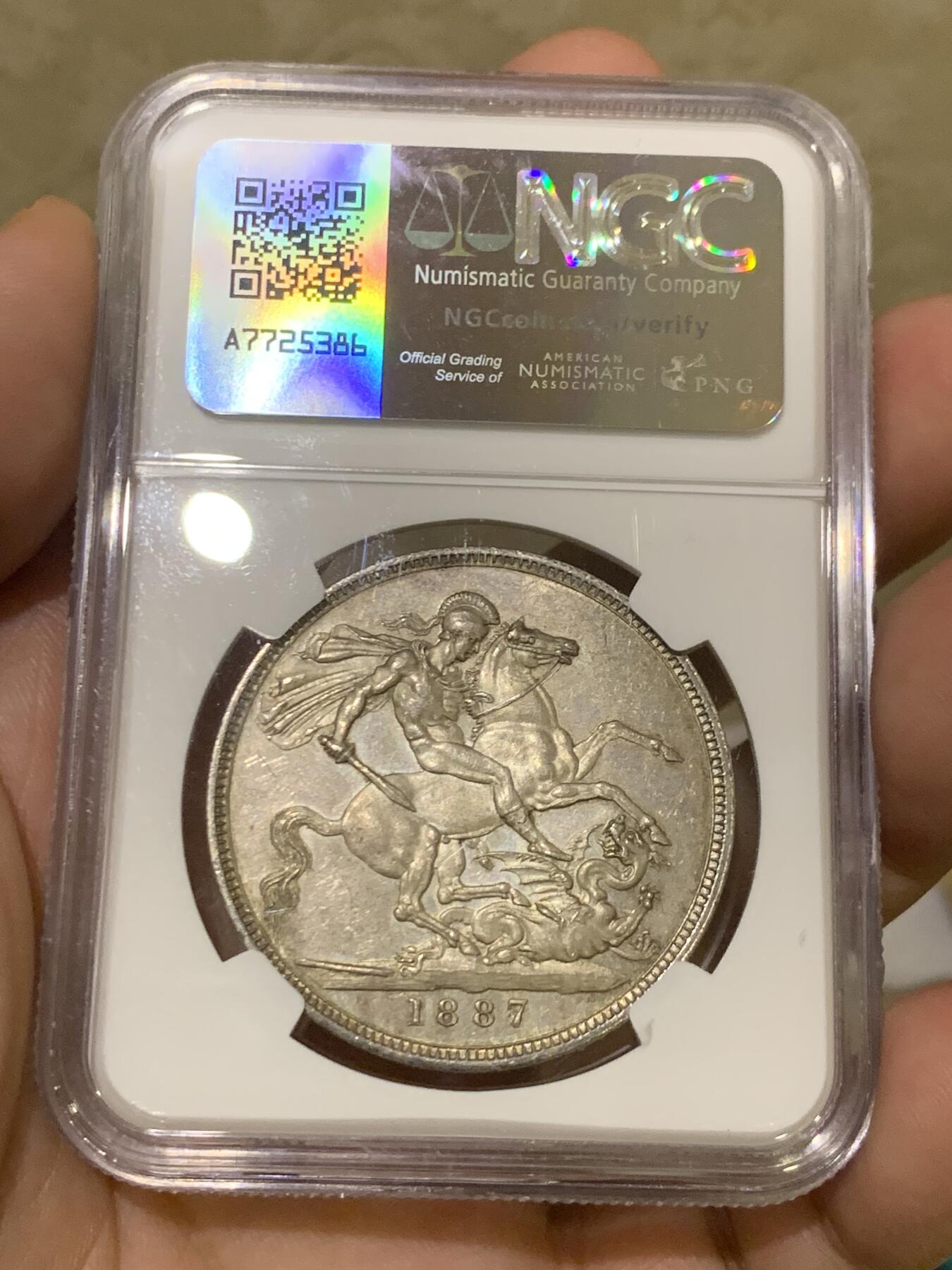 《竞宝斋》第418场 周日，周一，2场连拍 （全场包邮） NGC MS62 英国1887年维多利亚高冠马剑克朗大银币，双面极美老包浆 适合自藏