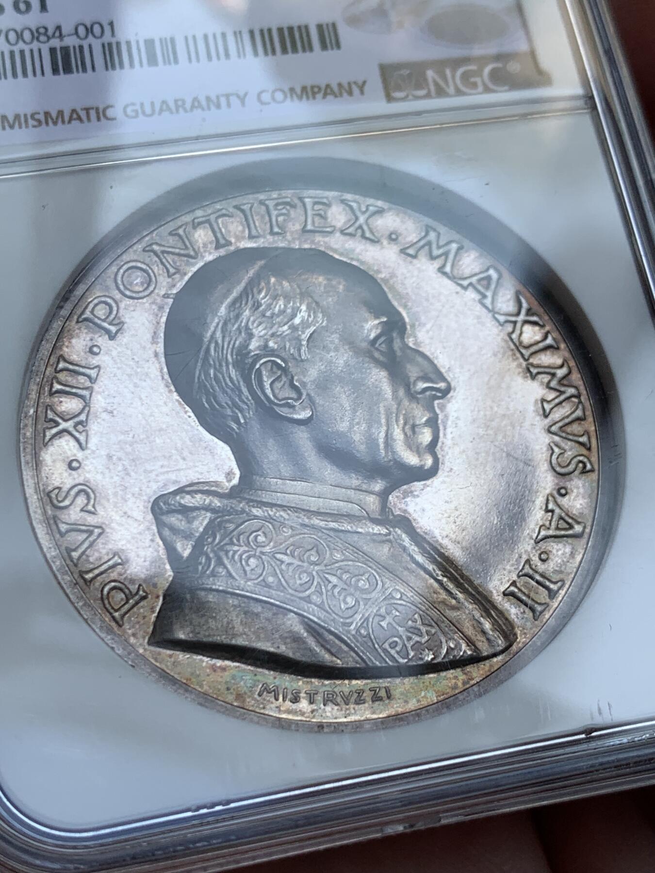 《竞宝斋》第418场 周日，周一，2场连拍 （全场包邮） NGC MS61 梵蒂冈 1940 教皇国 高浮雕 庇护十二世和平祈祷大银章 44mm 36.95g 加厚盒