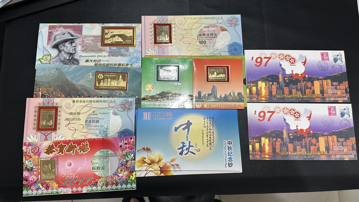 《外钞收藏家》第五百六十七期（本期精选优质品种，欢迎参加）（本平台长期征集拍品、欢迎藏友们联系合作） 1995年澳大利亚5元纪念卡册+港澳币5张卡册+2张纪念封一起