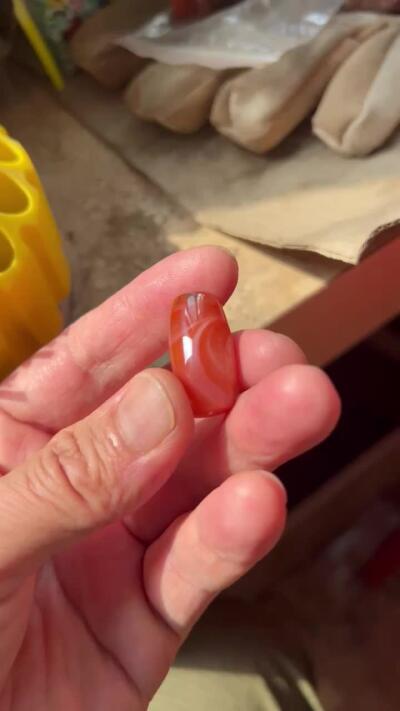 零元拍：南红玛瑙桶珠，约7.4克，25/13MM，颜色以实物为准。