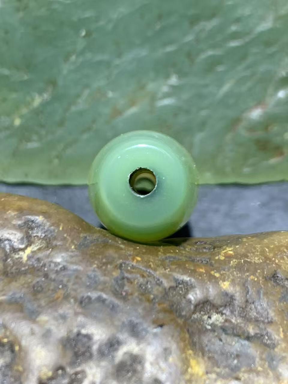 精美冰透高玉化瓷白绿双色缠丝玛瑙桶珠一颗，