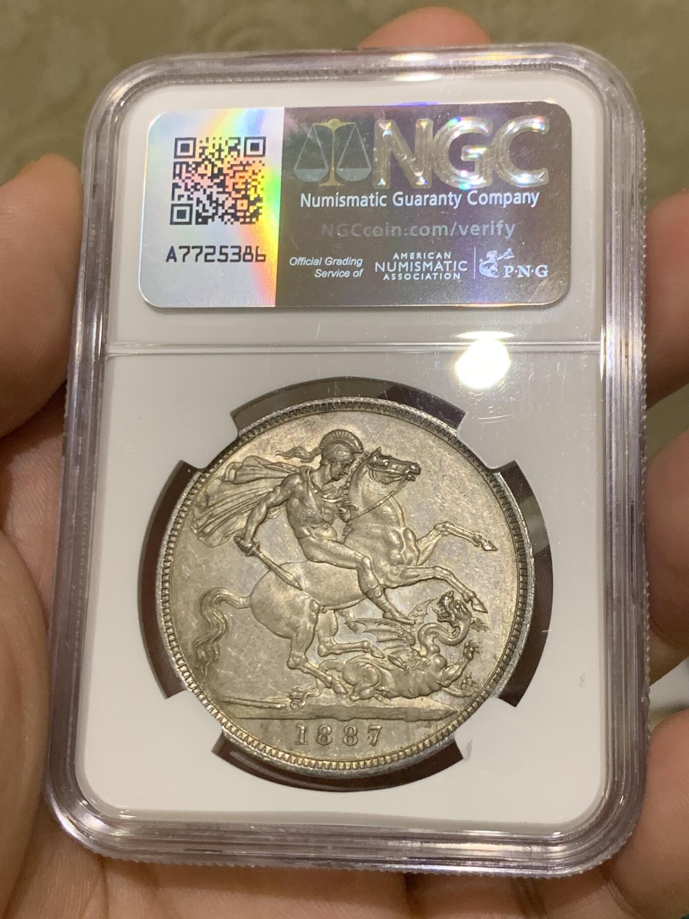 《竞宝斋》第418场 周日，周一，2场连拍 （全场包邮） NGC MS62 英国1887年维多利亚高冠马剑克朗大银币，双面极美老包浆 适合自藏