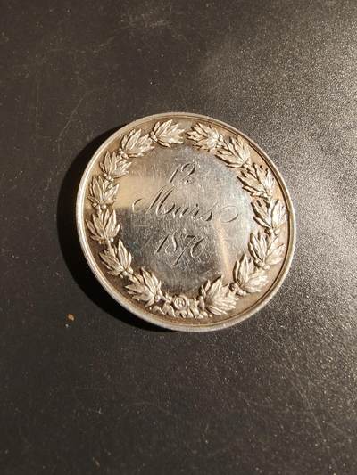 老王徽章第149期 - 法国1870大尺寸婚章    950银，早期蜜蜂边铭    正反两面花体铭文少见    直径37mm   重量21.8g