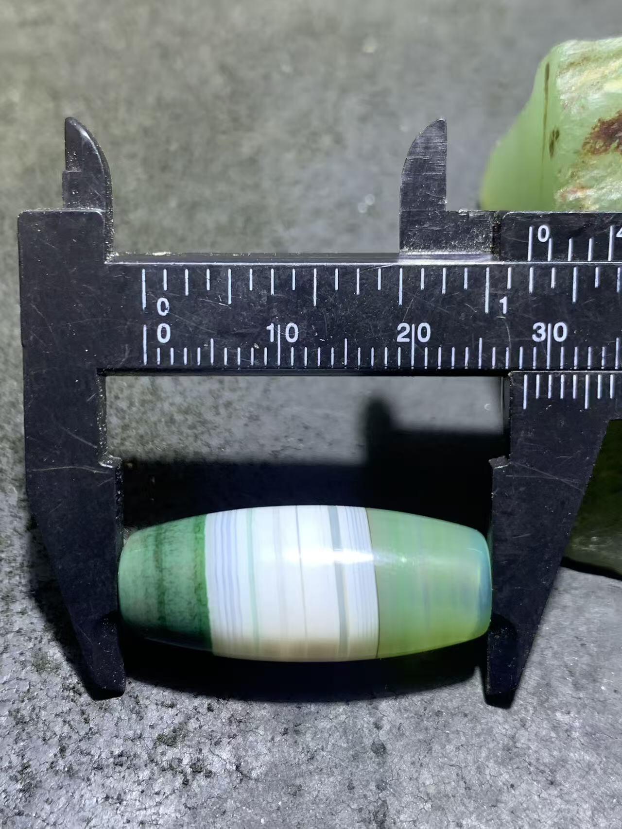 精美冰透高玉化瓷白绿双色缠丝玛瑙桶珠一颗，